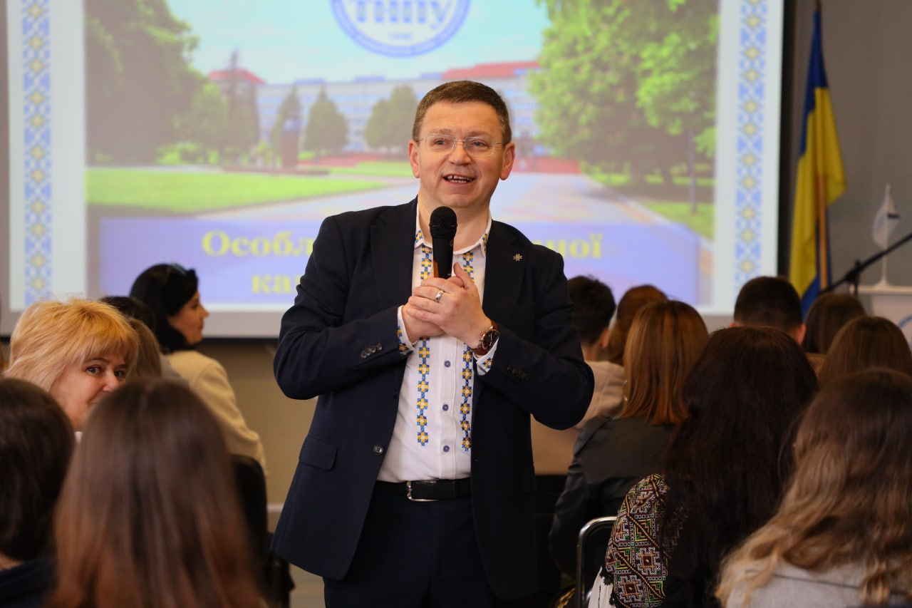 Rektor Bohdan Buiak pid chas spilkuvannia z uchniamy-hostiamy TNPU DAY